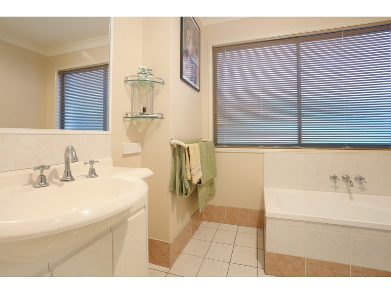 25 Royal Court, Ashmore QLD 4214