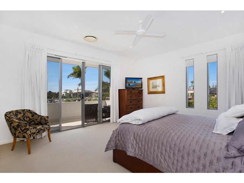 33 Sunbrite Avenue, Mermaid Beach QLD 4218