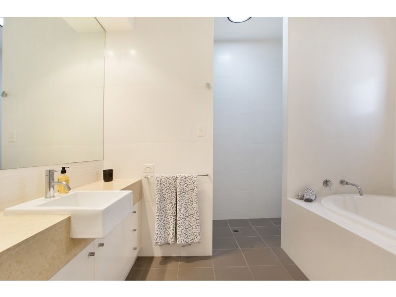 33 Sunbrite Avenue, Mermaid Beach QLD 4218