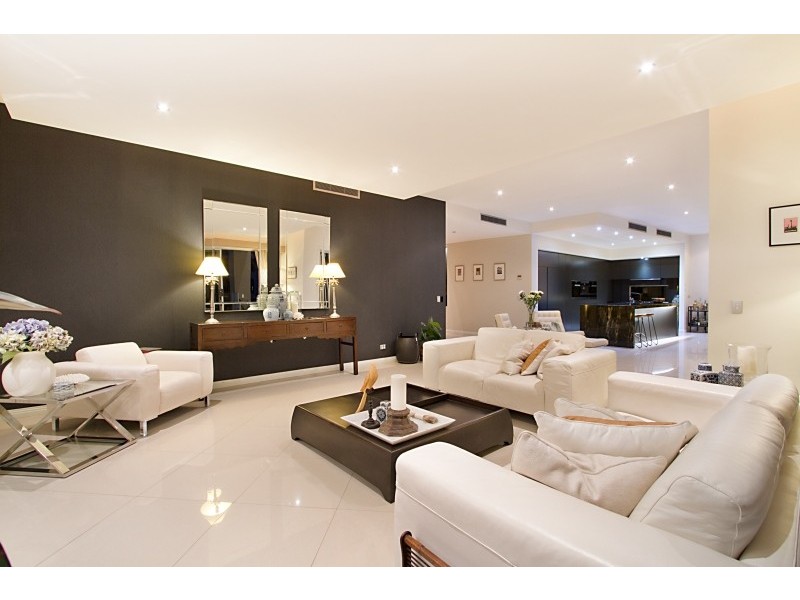 12 Westminter Court, Sovereign Islands QLD 4216