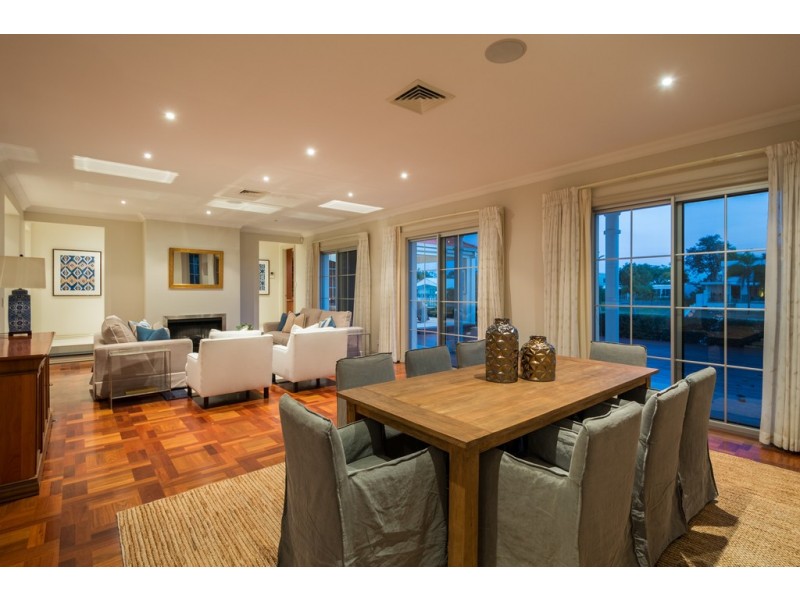 46-48 Moana Park Avenue, Broadbeach Waters QLD 4218