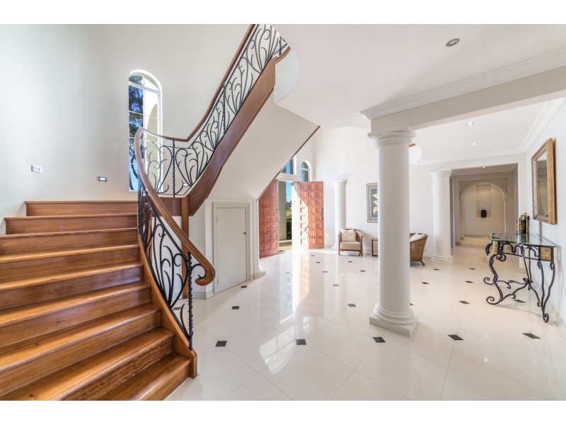 46-48 Moana Park Avenue, Broadbeach Waters QLD 4218