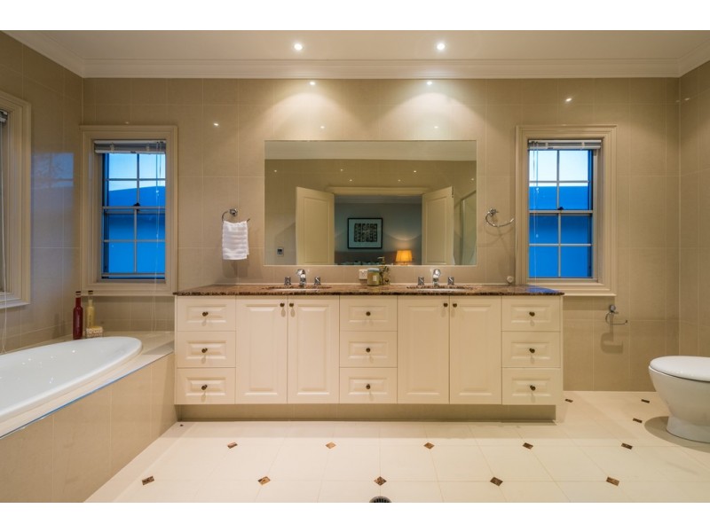 46-48 Moana Park Avenue, Broadbeach Waters QLD 4218