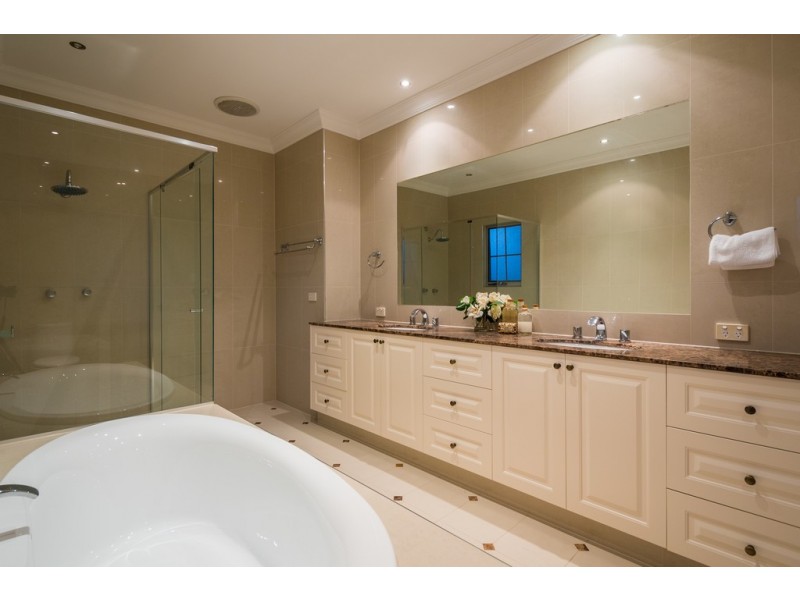 46-48 Moana Park Avenue, Broadbeach Waters QLD 4218