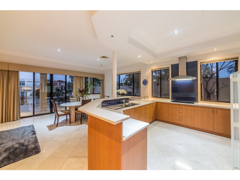 103 Amalfi Drive, Isle Of Capri QLD 4217