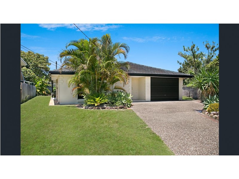 11 Chianti Ave, Mermaid Waters QLD 4218