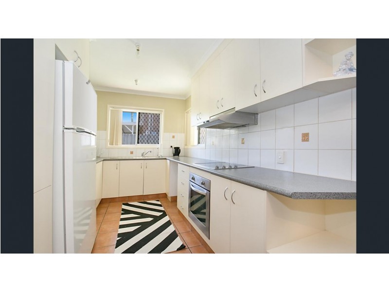 11 Chianti Ave, Mermaid Waters QLD 4218