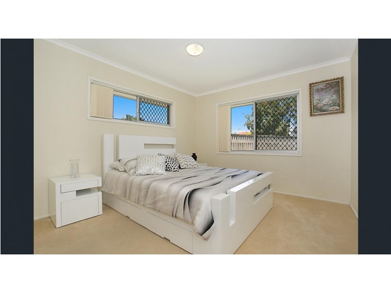 11 Chianti Ave, Mermaid Waters QLD 4218