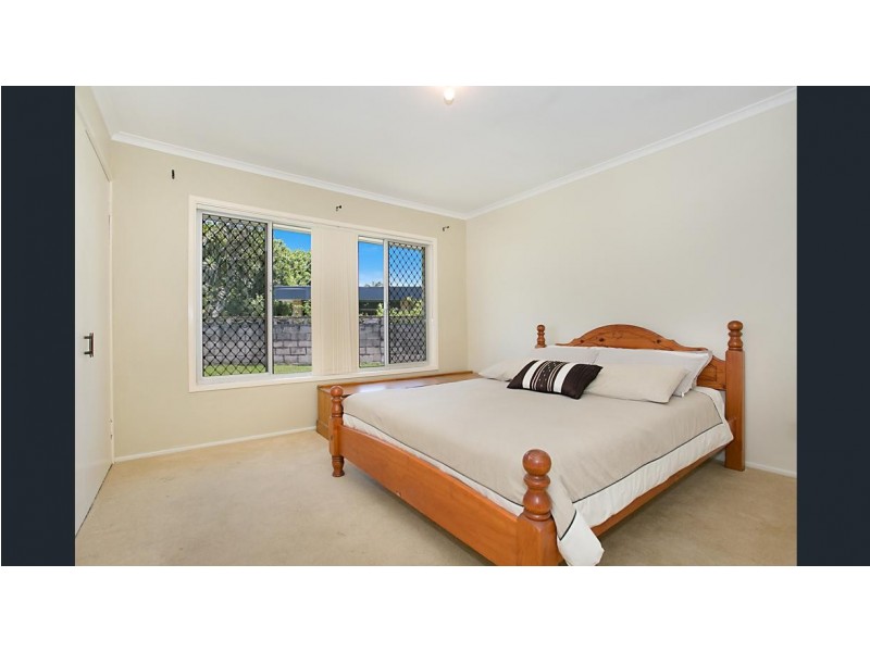 11 Chianti Ave, Mermaid Waters QLD 4218