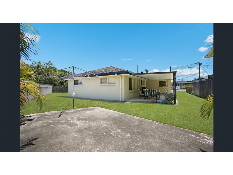 11 Chianti Ave, Mermaid Waters QLD 4218