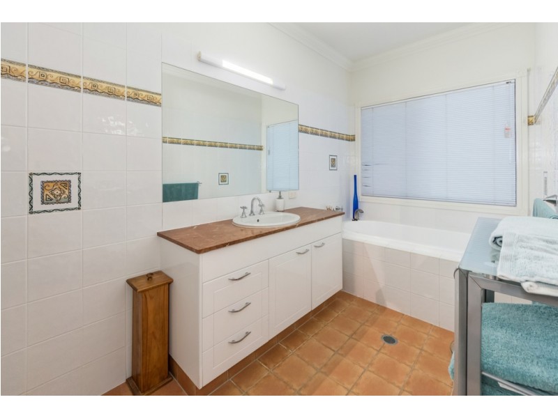 112 Sir Bruce Small Blvd, Benowa Waters QLD 4217