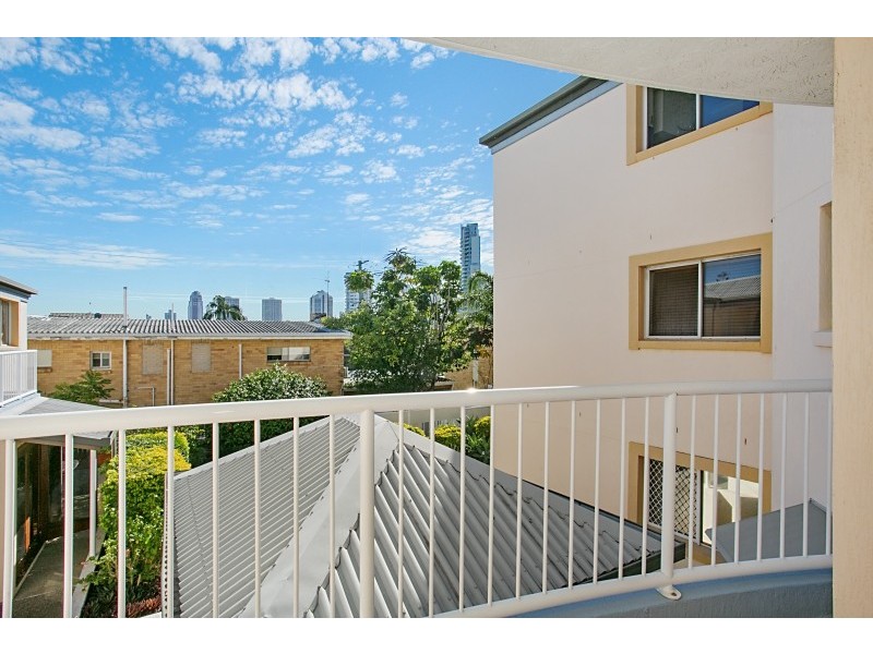 12/25 Darrambal Street, Chevron Island QLD 4217