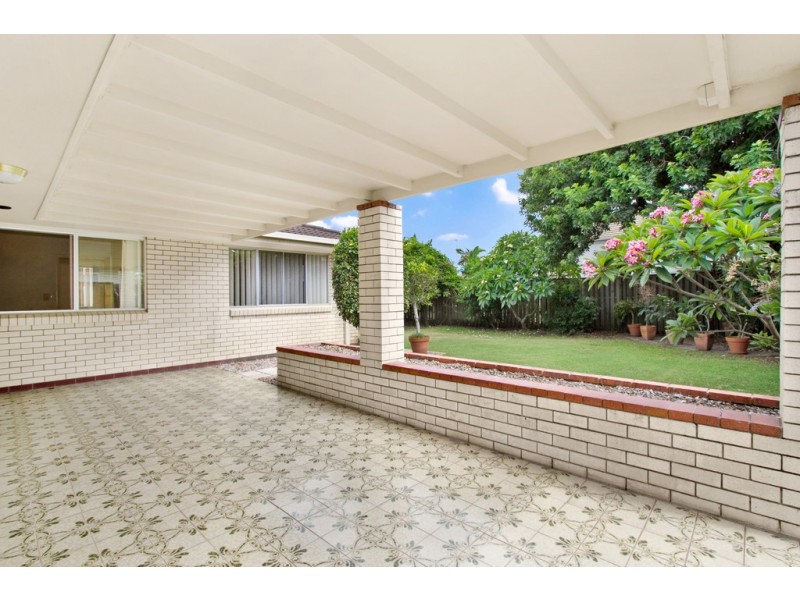 8 Boongala Road, Broadbeach Waters QLD 4218