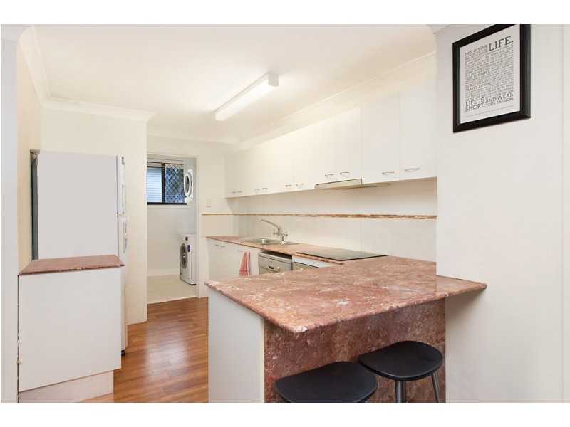 2/6 Rosewood Avenue, Broadbeach QLD 4218