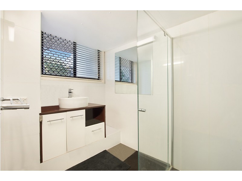2/6 Rosewood Avenue, Broadbeach QLD 4218