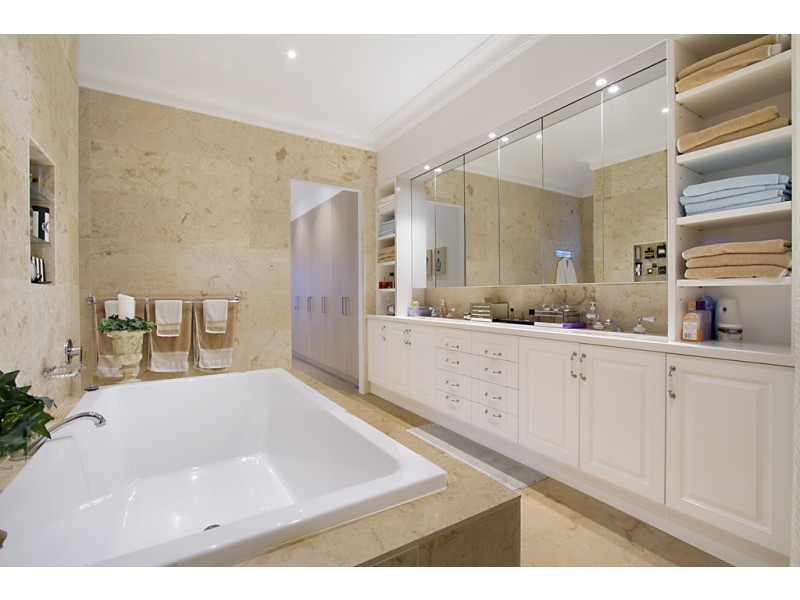 1a Yacht Street, Southport QLD 4215