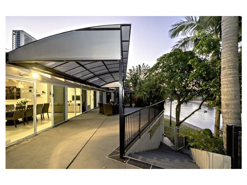 2 Platypus Aveune, Bundall QLD 4217