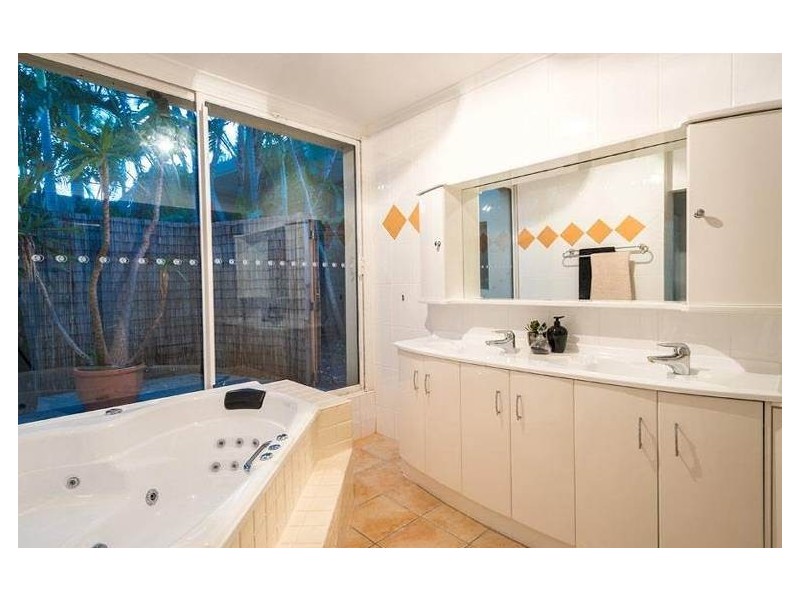 2 Platypus Aveune, Bundall QLD 4217