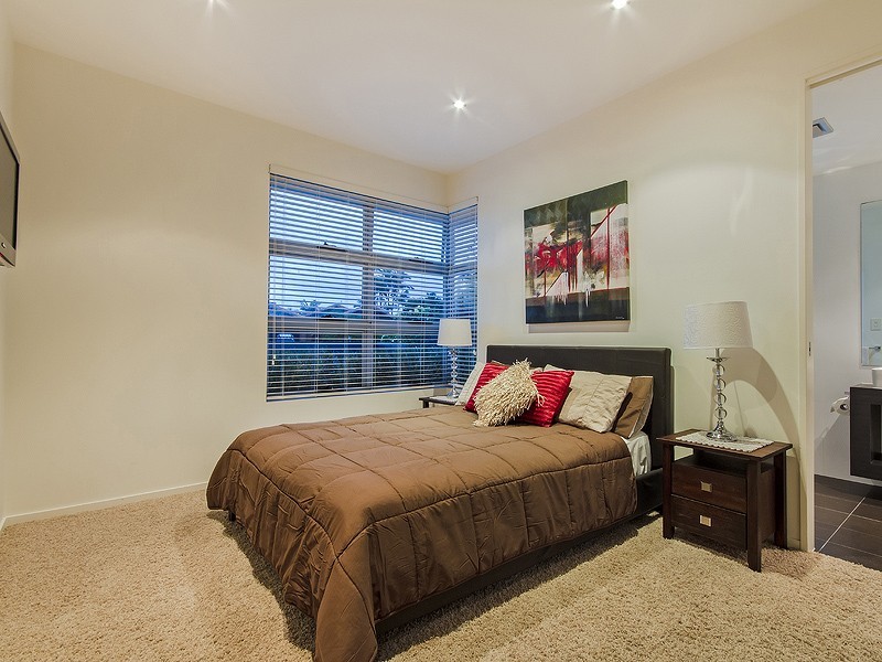 96 Clear Island Road, Broadbeach Waters QLD 4218