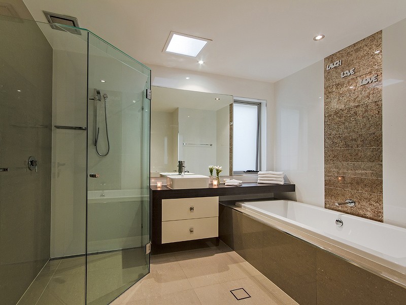 96 Clear Island Road, Broadbeach Waters QLD 4218