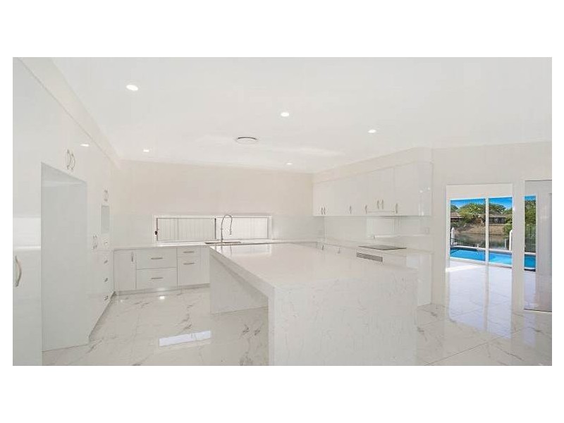 22 Mcilwain Drive, Mermaid Waters QLD 4218