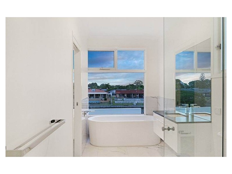 22 Mcilwain Drive, Mermaid Waters QLD 4218