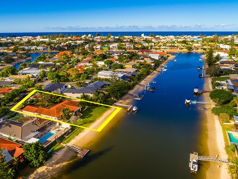 11 Gretel Drive, Mermaid Waters QLD 4218