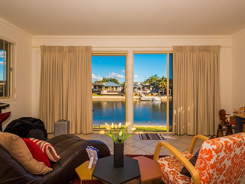 11 Gretel Drive, Mermaid Waters QLD 4218