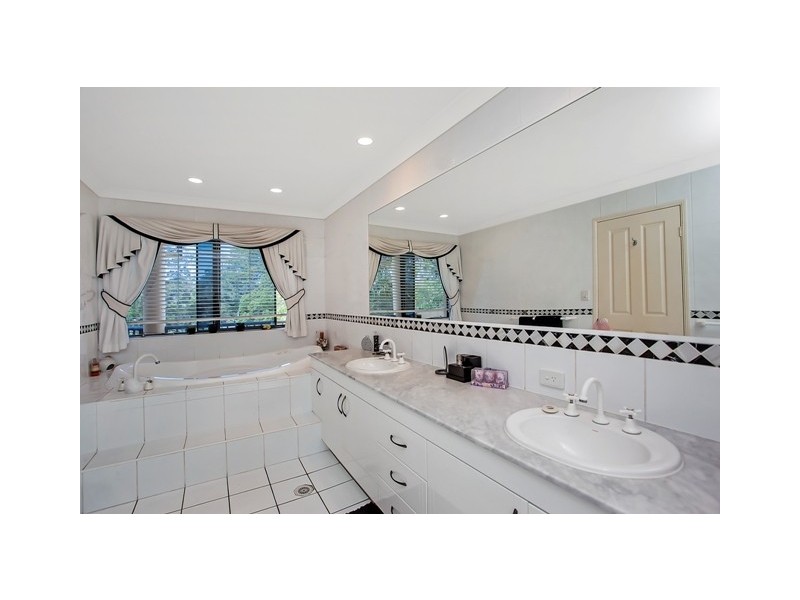 Villa 4 ‘Bradford’ Rhode Island 125 Santa Cruz Bvd, Clear Island Waters QLD 4226