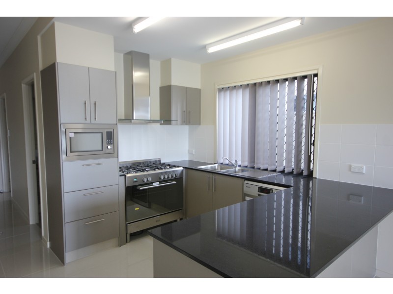 7 Elizabeth Crescent, Varsity Lakes QLD 4227