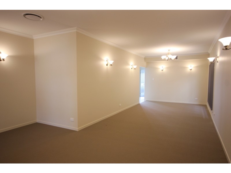 7 Elizabeth Crescent, Varsity Lakes QLD 4227