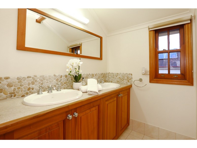 16 Lancelin Drive, Mermaid Waters QLD 4218