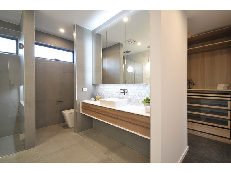 16B Chant Street, Broadbeach Waters QLD 4218