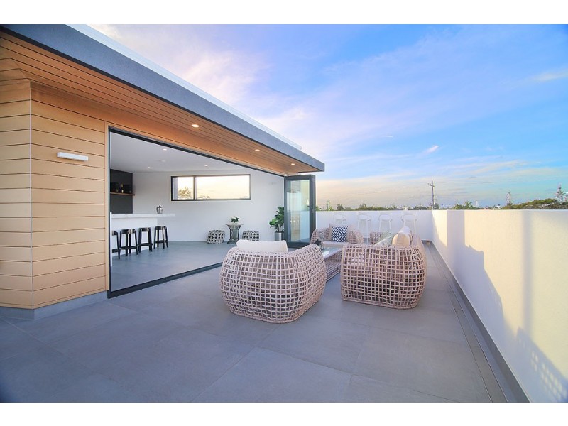 16B Chant Street, Broadbeach Waters QLD 4218