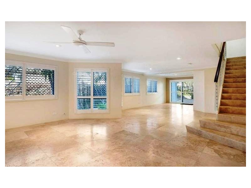 1/28 Mawarra Street, Chevron Island QLD 4217