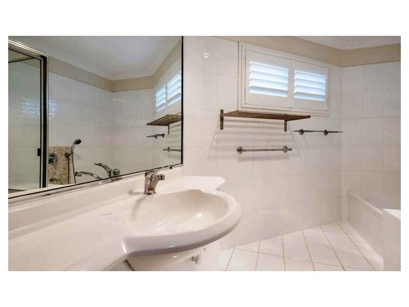 1/28 Mawarra Street, Chevron Island QLD 4217