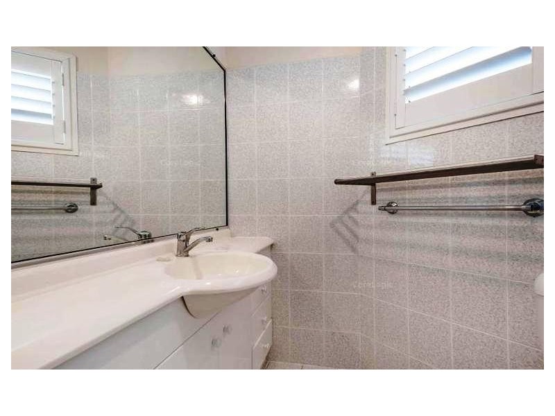 1/28 Mawarra Street, Chevron Island QLD 4217