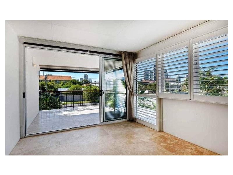 1/28 Mawarra Street, Chevron Island QLD 4217