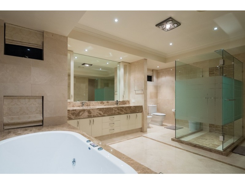 157 Sir Bruce Small Boulevard, Benowa Waters QLD 4217