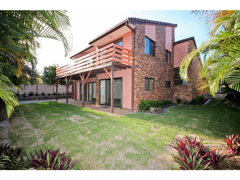 8 Wistaria Ave, Southport QLD 4215