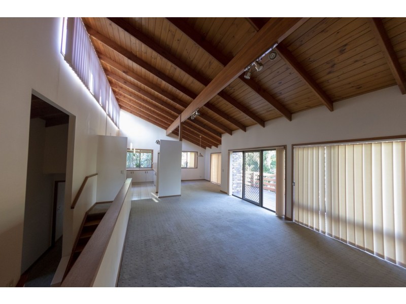 8 Wistaria Ave, Southport QLD 4215