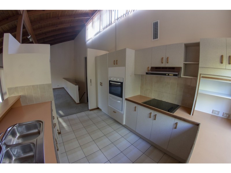 8 Wistaria Ave, Southport QLD 4215