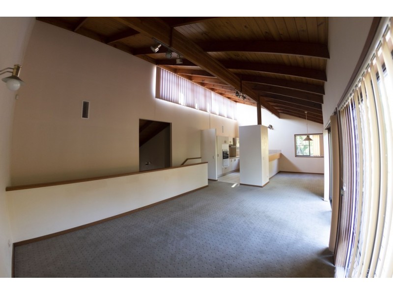 8 Wistaria Ave, Southport QLD 4215