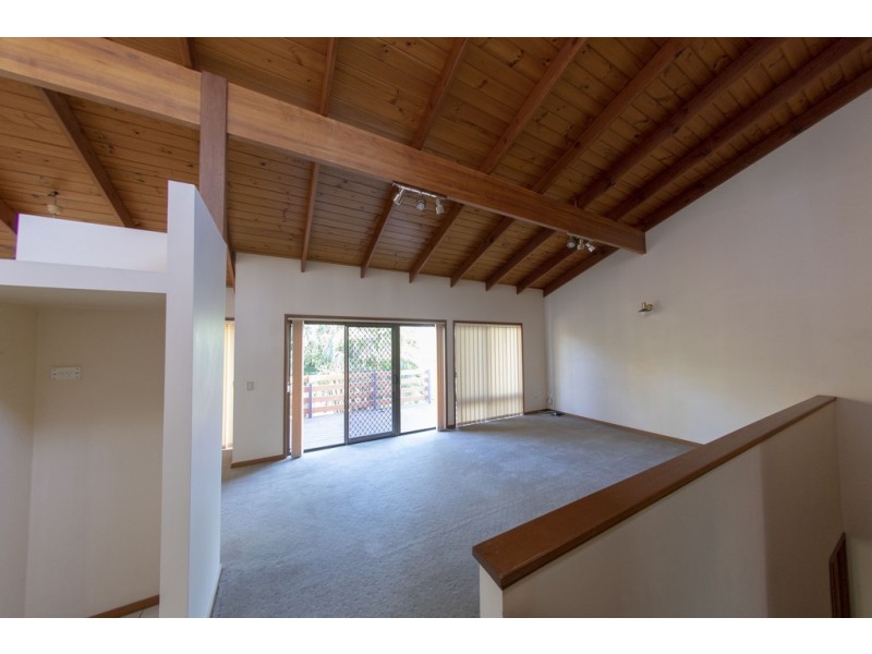 8 Wistaria Ave, Southport QLD 4215