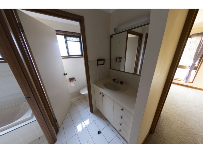 8 Wistaria Ave, Southport QLD 4215