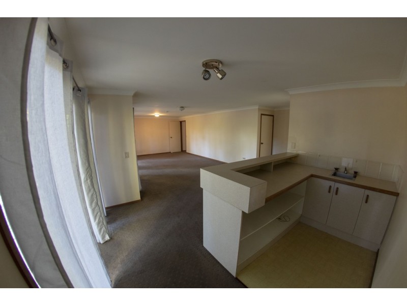 8 Wistaria Ave, Southport QLD 4215