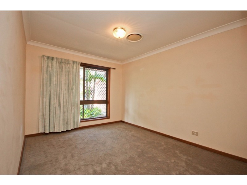 8 Wistaria Ave, Southport QLD 4215