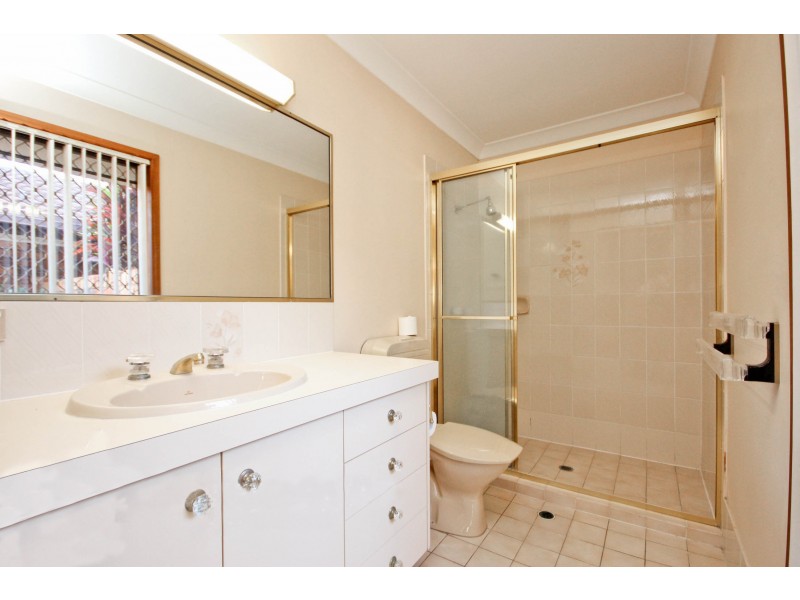 8 Wistaria Ave, Southport QLD 4215