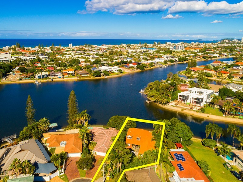 3 Vevey Street, Mermaid Waters QLD 4218