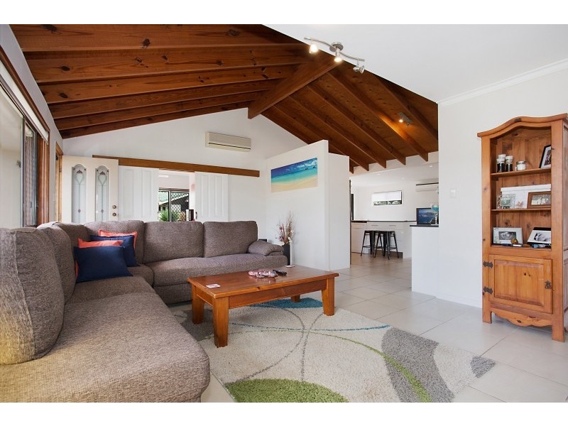 20 Bowline Rd, Mermaid Waters QLD 4218